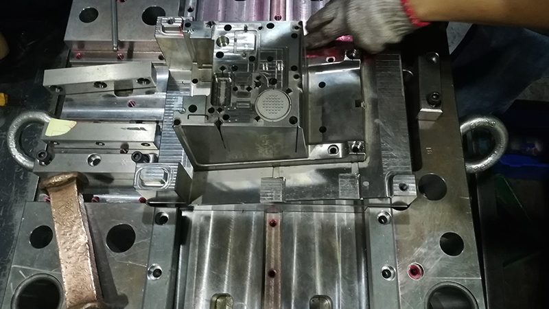 小批量塑胶模具定制：关键因素与工艺解析