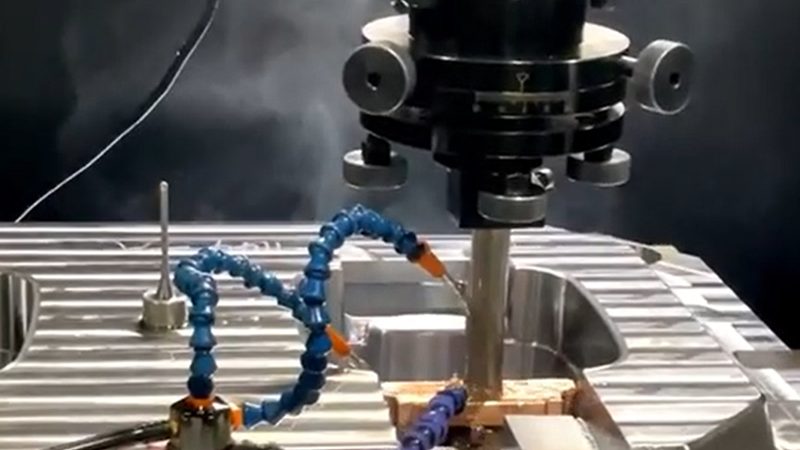 在选择大型吹塑模具公司时，应关注以下方面：